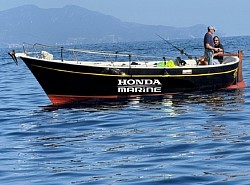 L'Ammiraglia: gozzo di 7,5 metri che raggiunge una velocità di 8 Kn, consente di pescare in grandissima comodità e può ospitare 4 pescatori + l'Angler. Fornito di Ecoscandaglio con trasduttore da 1,5 kw permette di individuare le prede con enorme precisione